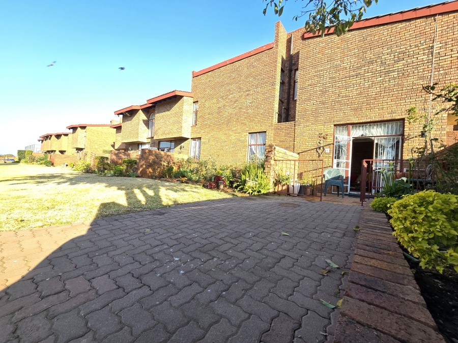 2 Bedroom Property for Sale in Linmeyer Gauteng