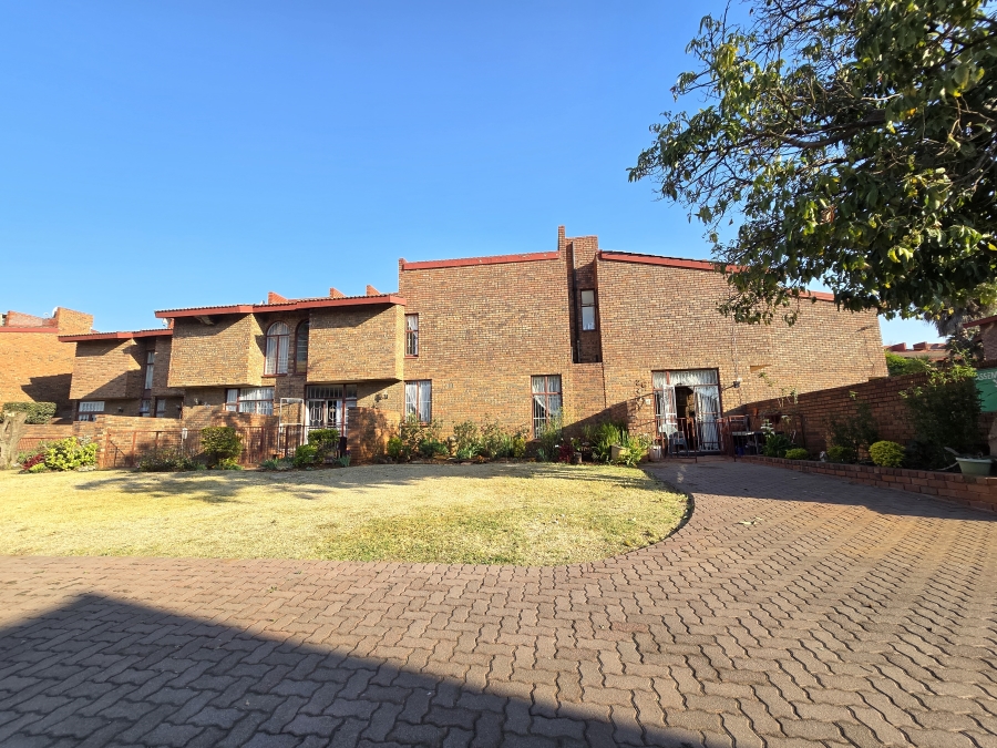 2 Bedroom Property for Sale in Linmeyer Gauteng