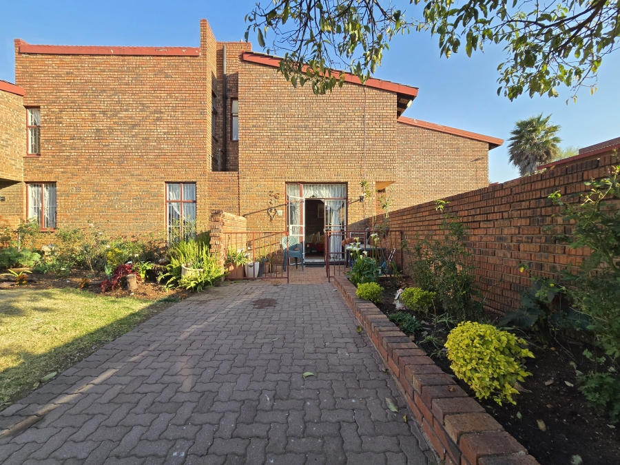 2 Bedroom Property for Sale in Linmeyer Gauteng