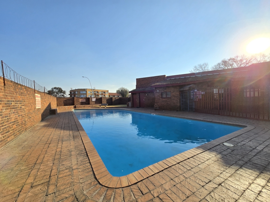 2 Bedroom Property for Sale in Linmeyer Gauteng