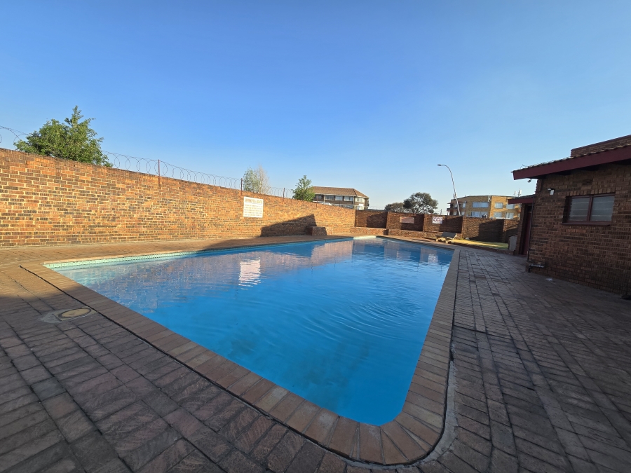 2 Bedroom Property for Sale in Linmeyer Gauteng