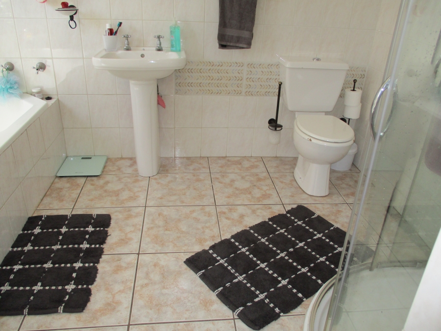 3 Bedroom Property for Sale in Wilro Park Gauteng