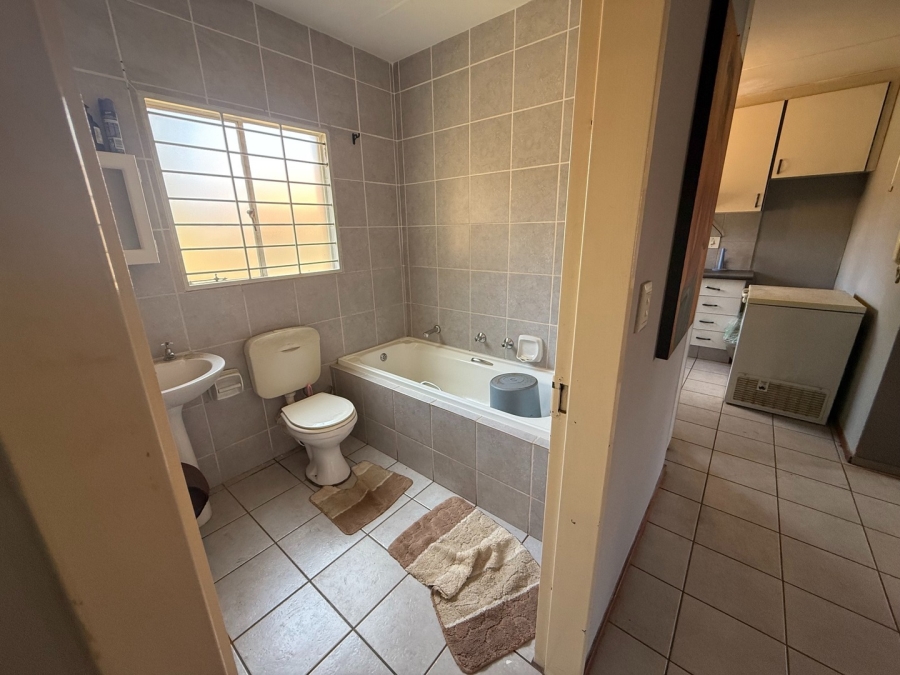 4 Bedroom Property for Sale in Mondeor Gauteng