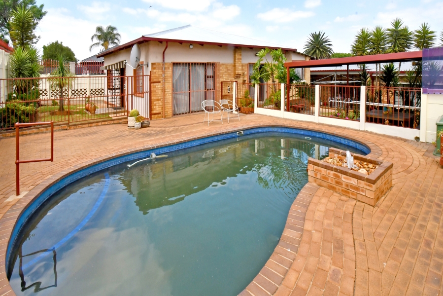 5 Bedroom Property for Sale in Crosby Gauteng