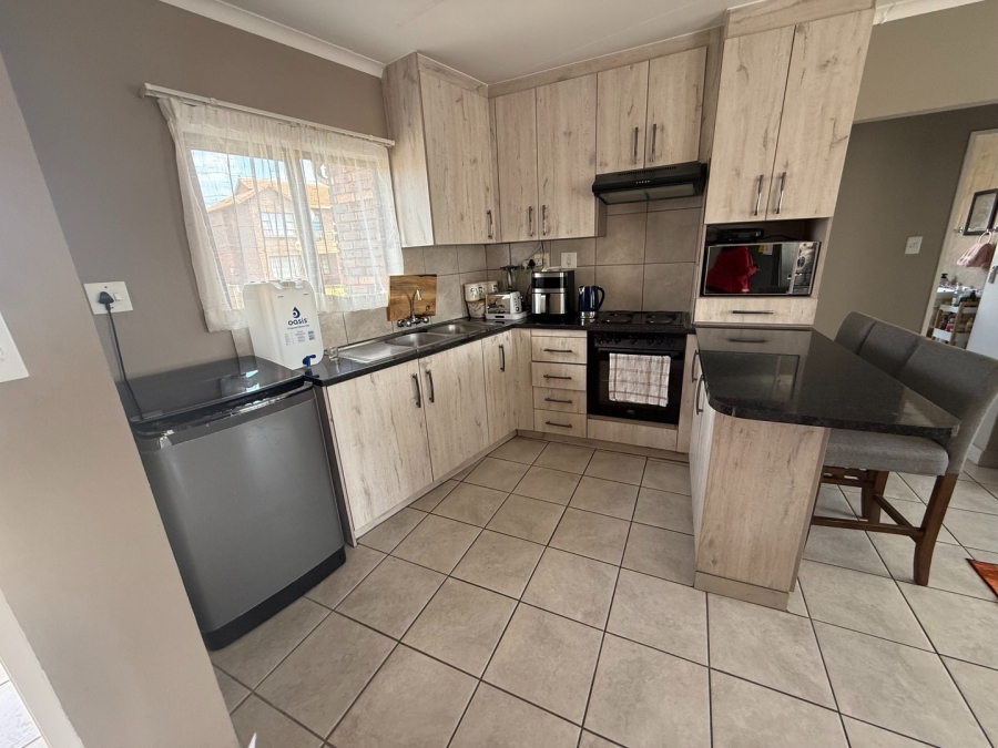 2 Bedroom Property for Sale in Mondeor Gauteng