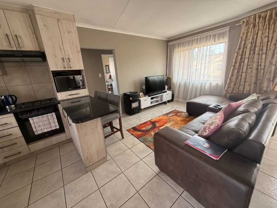 2 Bedroom Property for Sale in Mondeor Gauteng