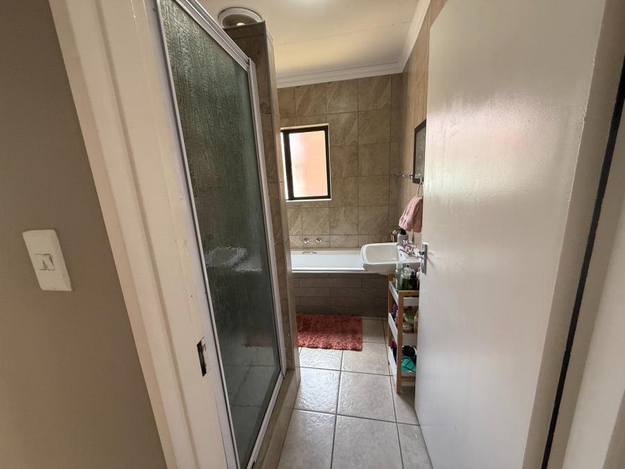 2 Bedroom Property for Sale in Mondeor Gauteng