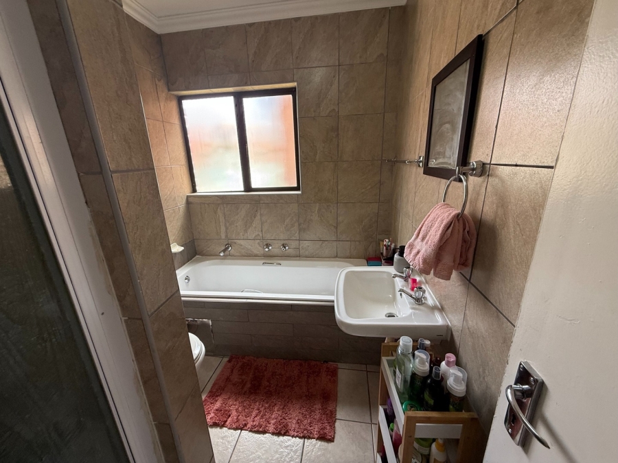 2 Bedroom Property for Sale in Mondeor Gauteng