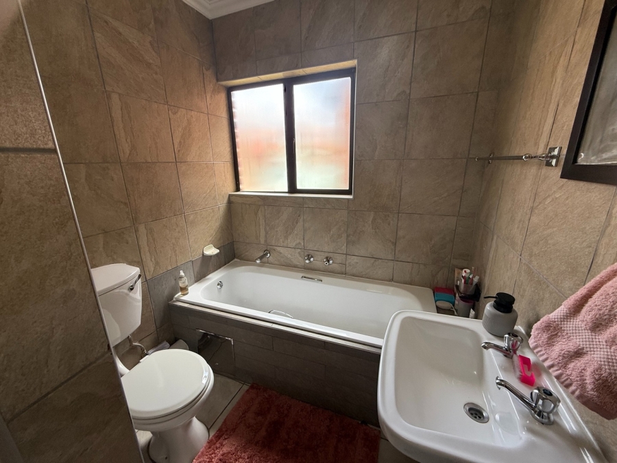 2 Bedroom Property for Sale in Mondeor Gauteng