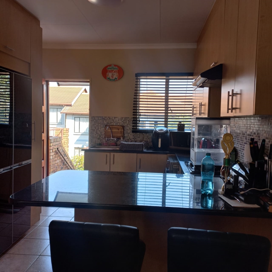 2 Bedroom Property for Sale in Wilgeheuwel Gauteng