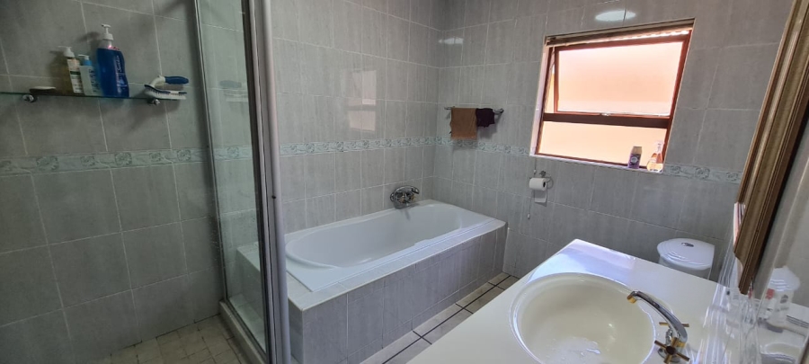 5 Bedroom Property for Sale in Eden Glen Gauteng