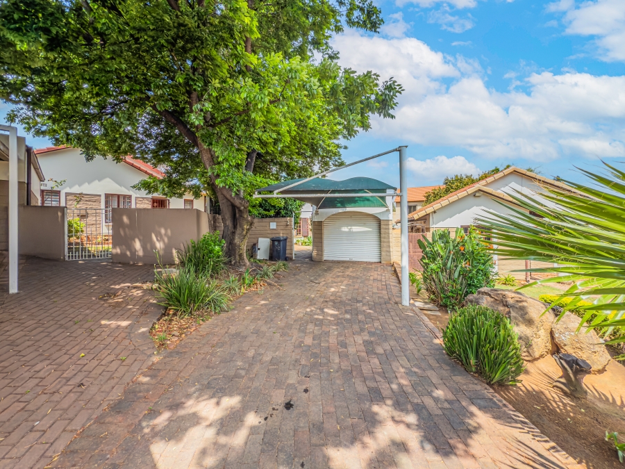 2 Bedroom Property for Sale in Halfway Gardens Gauteng