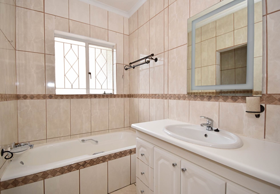 To Let 3 Bedroom Property for Rent in Bromhof Gauteng