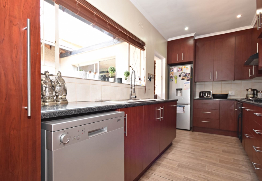 To Let 3 Bedroom Property for Rent in Bromhof Gauteng