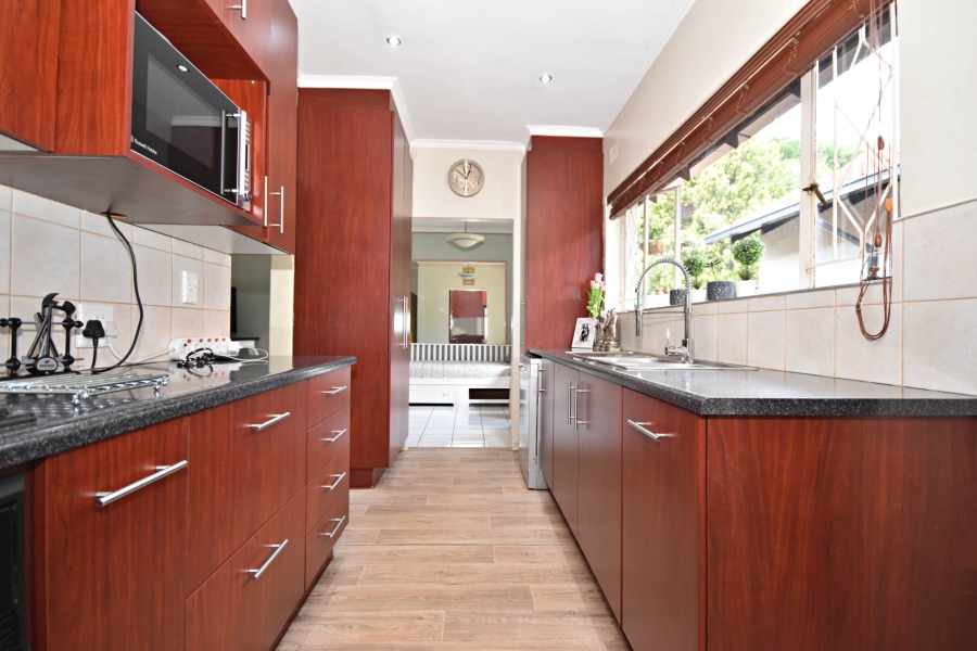 To Let 3 Bedroom Property for Rent in Bromhof Gauteng