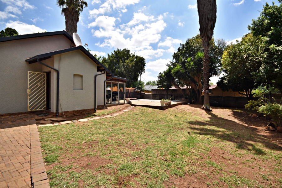 To Let 3 Bedroom Property for Rent in Bromhof Gauteng