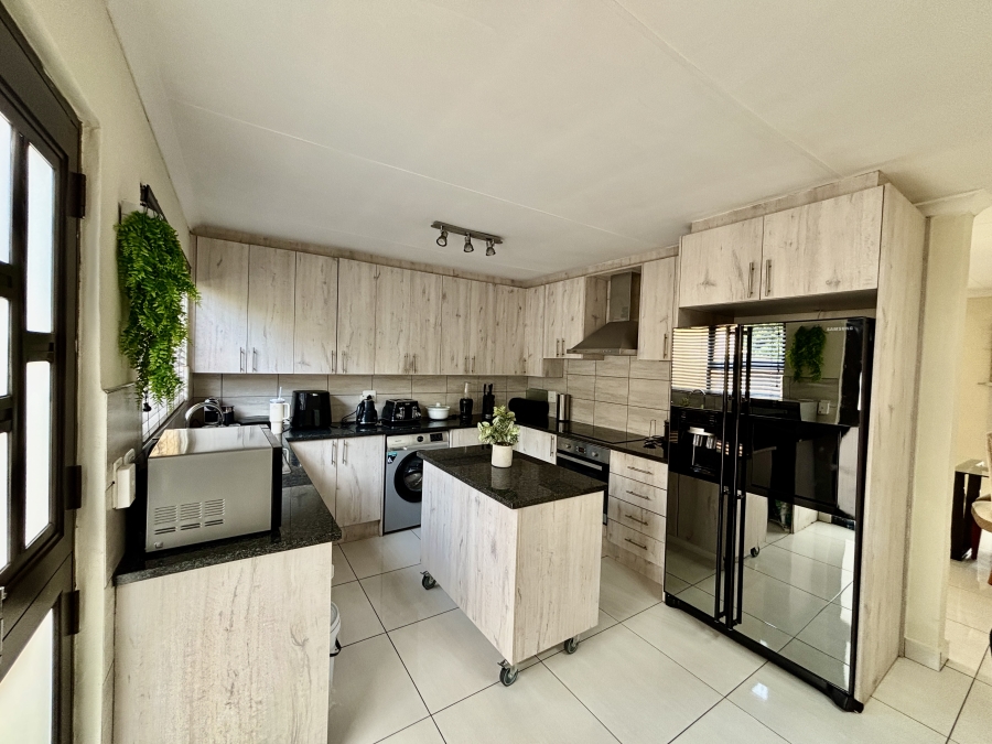To Let 3 Bedroom Property for Rent in Barbeque Downs Gauteng