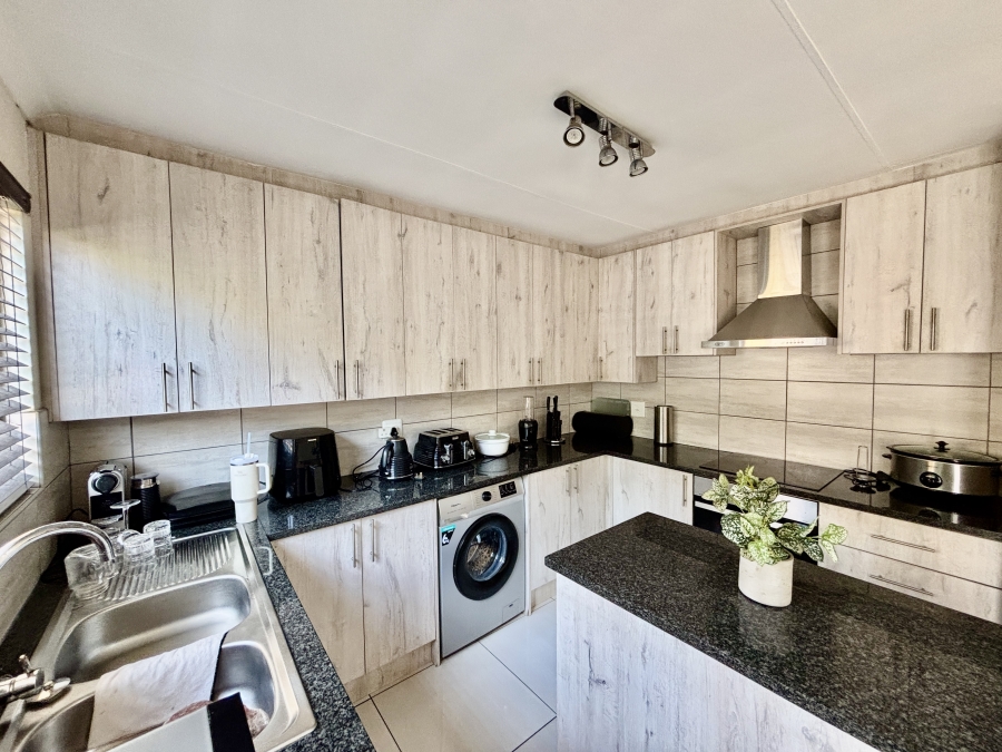 To Let 3 Bedroom Property for Rent in Barbeque Downs Gauteng