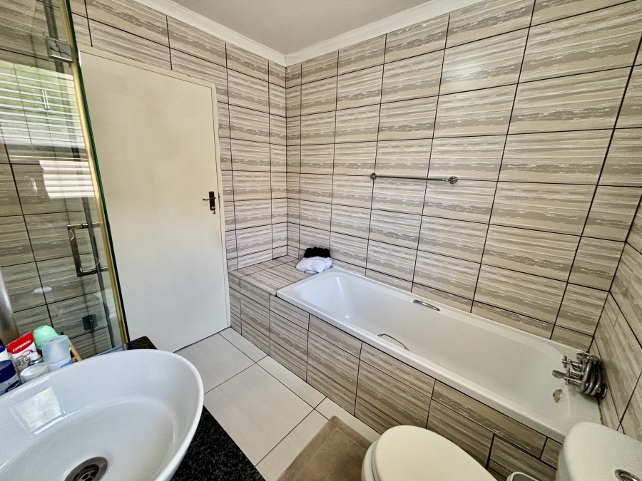 To Let 3 Bedroom Property for Rent in Barbeque Downs Gauteng