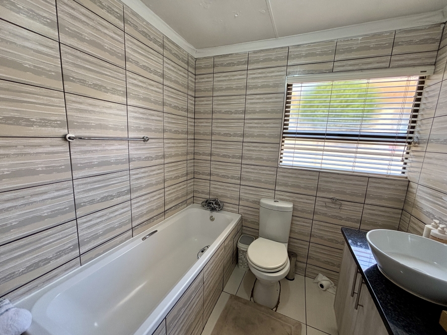 To Let 3 Bedroom Property for Rent in Barbeque Downs Gauteng