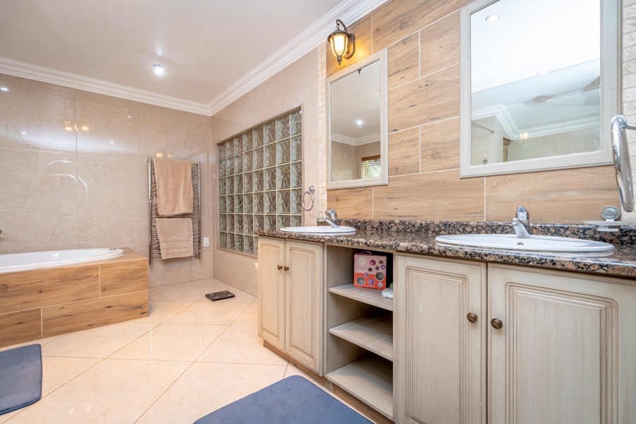 To Let 5 Bedroom Property for Rent in Fairland Gauteng