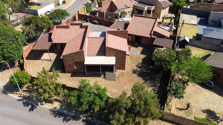 4 Bedroom Property for Sale in The Reeds Gauteng
