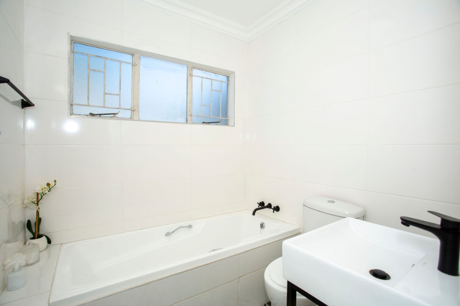 6 Bedroom Property for Sale in Noordwyk Gauteng