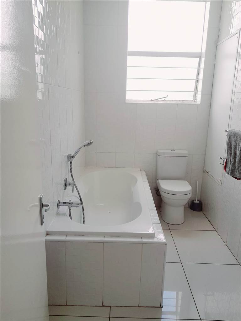 To Let 3 Bedroom Property for Rent in Sandhurst Gauteng