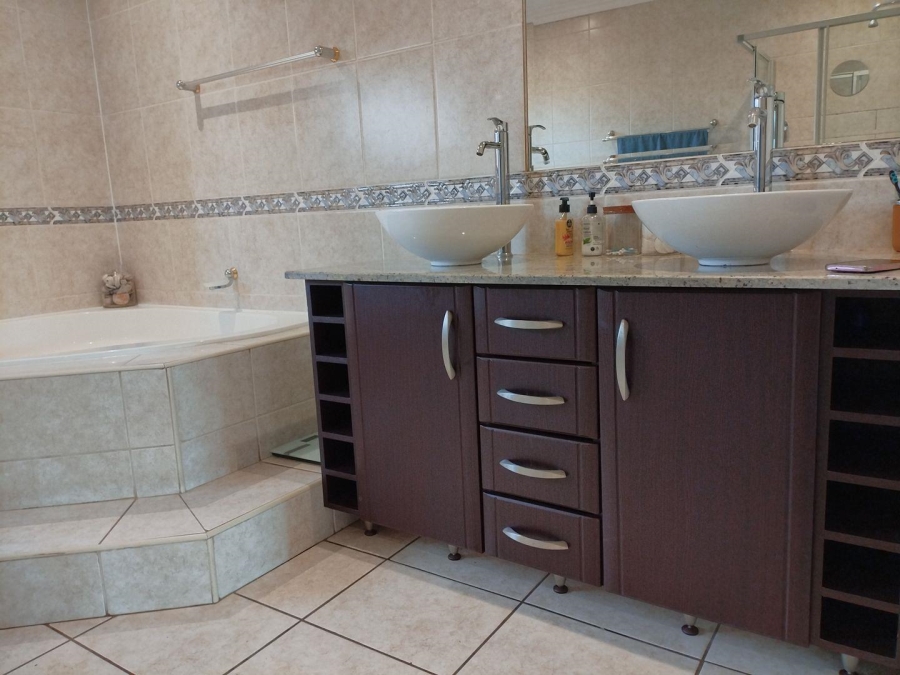 To Let 3 Bedroom Property for Rent in Dayanglen Gauteng