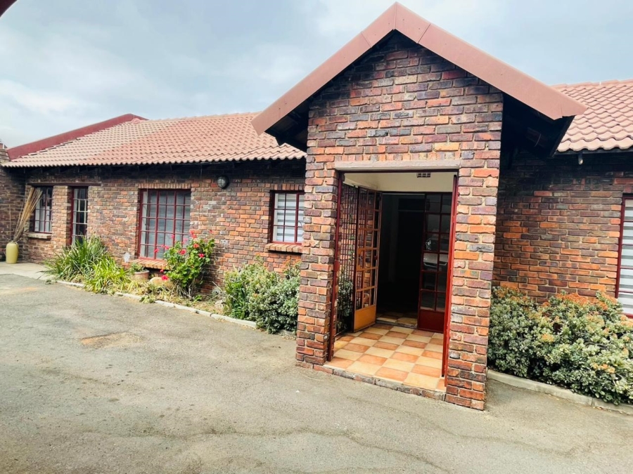 To Let commercial Property for Rent in Halfway Gardens Gauteng