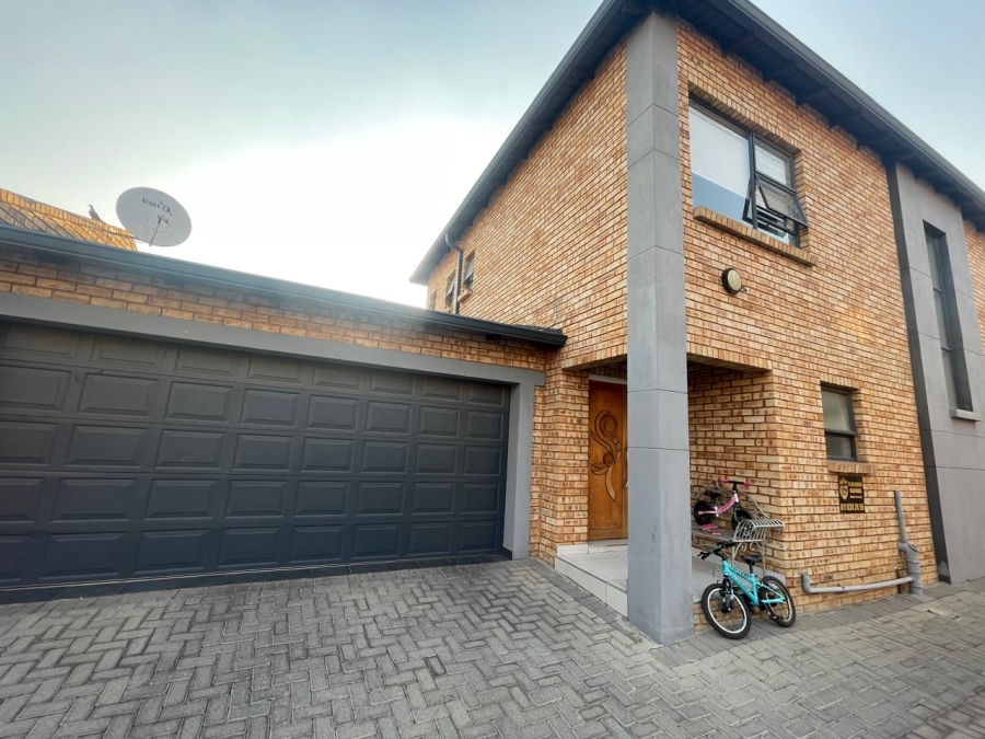 To Let 3 Bedroom Property for Rent in Raceview Gauteng