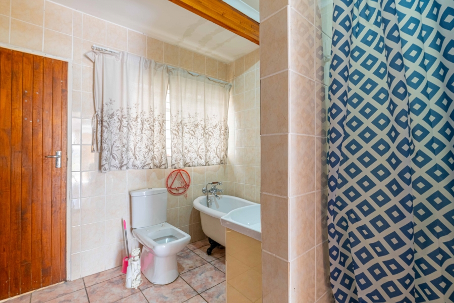 10 Bedroom Property for Sale in Glen Austin Gauteng
