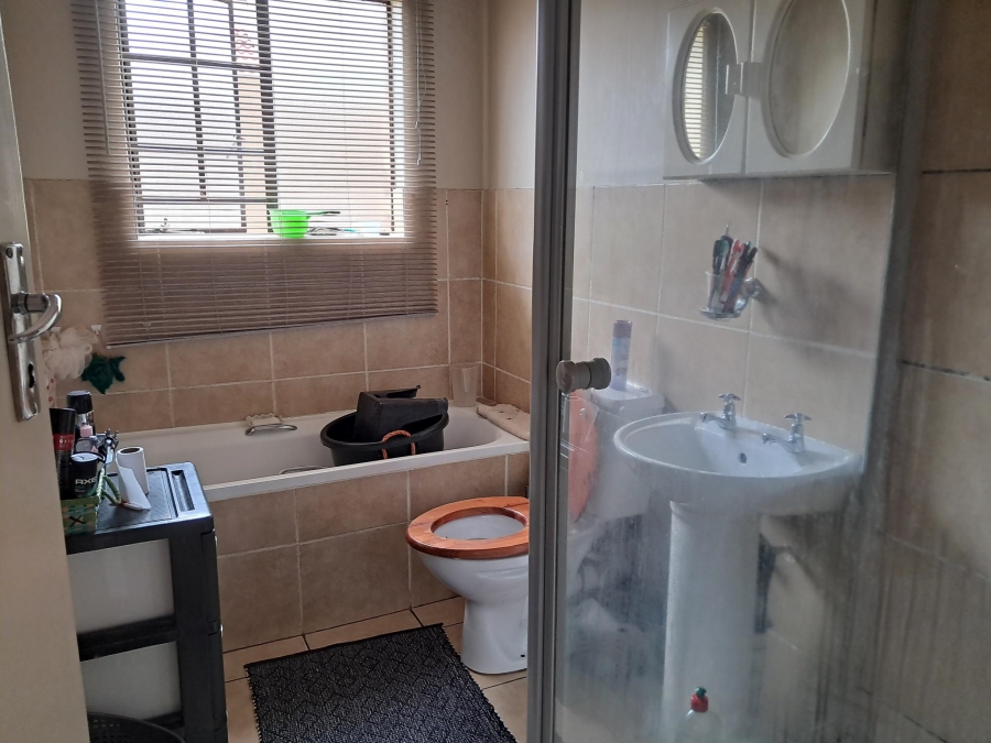 2 Bedroom Property for Sale in Sonneveld Gauteng