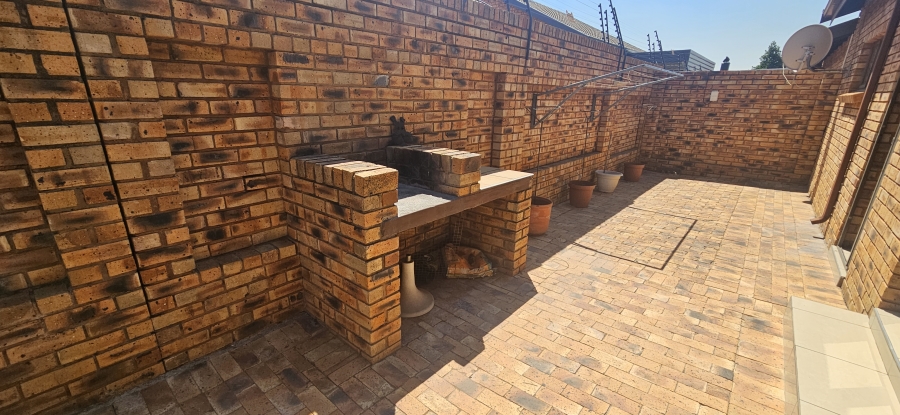 3 Bedroom Property for Sale in New Redruth Gauteng