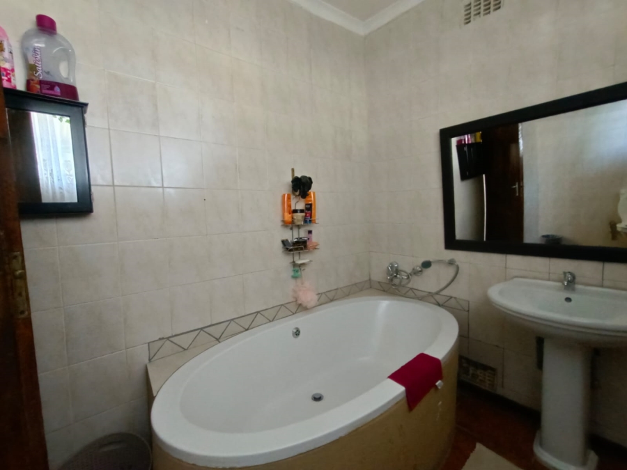 4 Bedroom Property for Sale in Unitas Park Gauteng