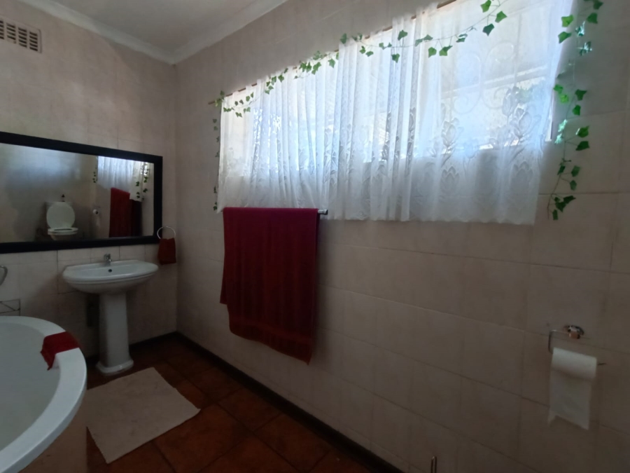 4 Bedroom Property for Sale in Unitas Park Gauteng