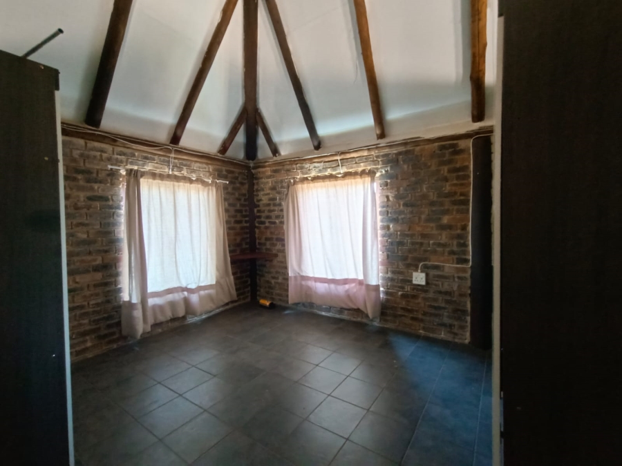 4 Bedroom Property for Sale in Unitas Park Gauteng