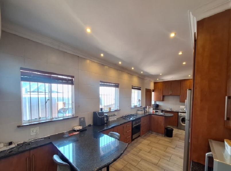 6 Bedroom Property for Sale in Dowerglen Gauteng