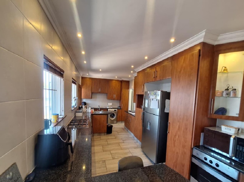 6 Bedroom Property for Sale in Dowerglen Gauteng