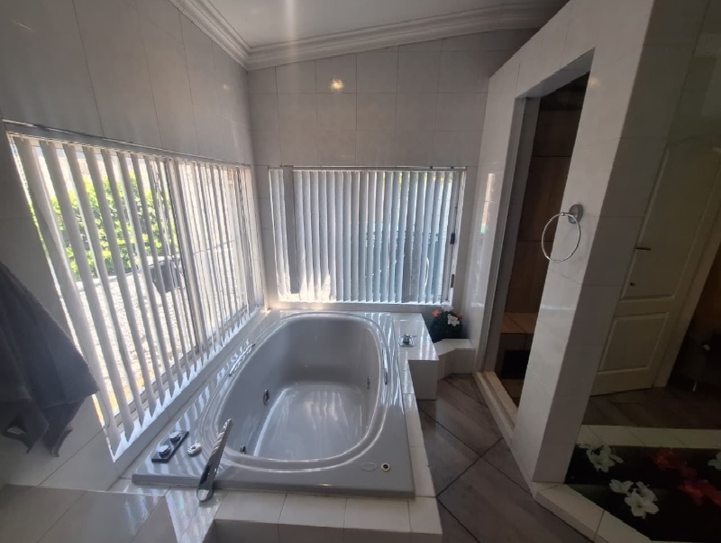 6 Bedroom Property for Sale in Dowerglen Gauteng