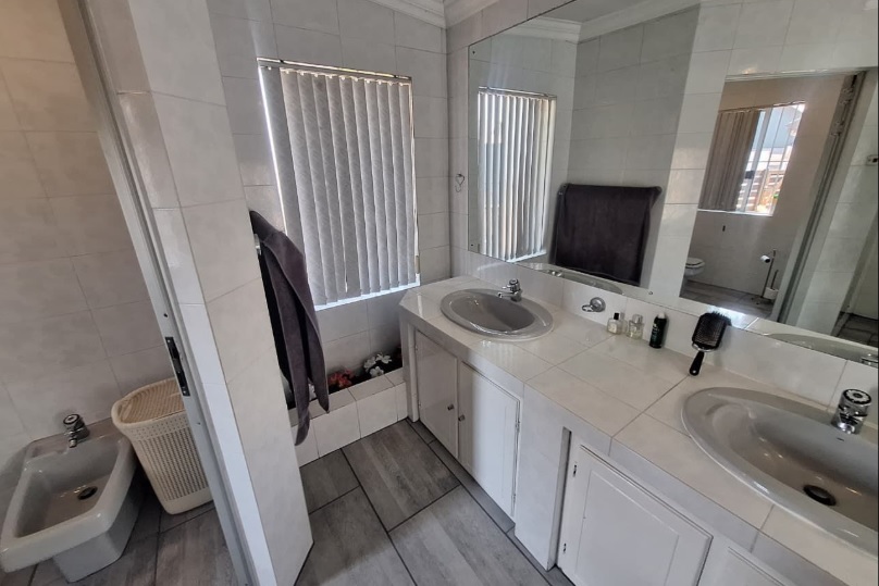 6 Bedroom Property for Sale in Dowerglen Gauteng