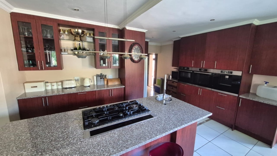 5 Bedroom Property for Sale in Rooihuiskraal Gauteng