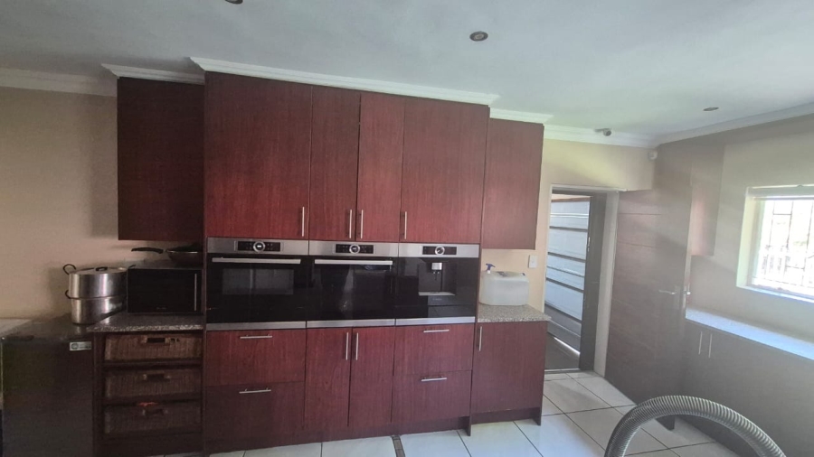 5 Bedroom Property for Sale in Rooihuiskraal Gauteng