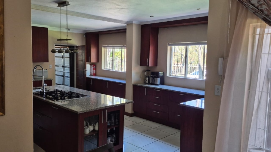 5 Bedroom Property for Sale in Rooihuiskraal Gauteng