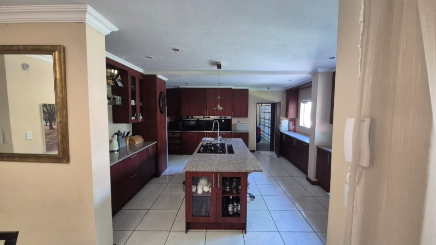 5 Bedroom Property for Sale in Rooihuiskraal Gauteng