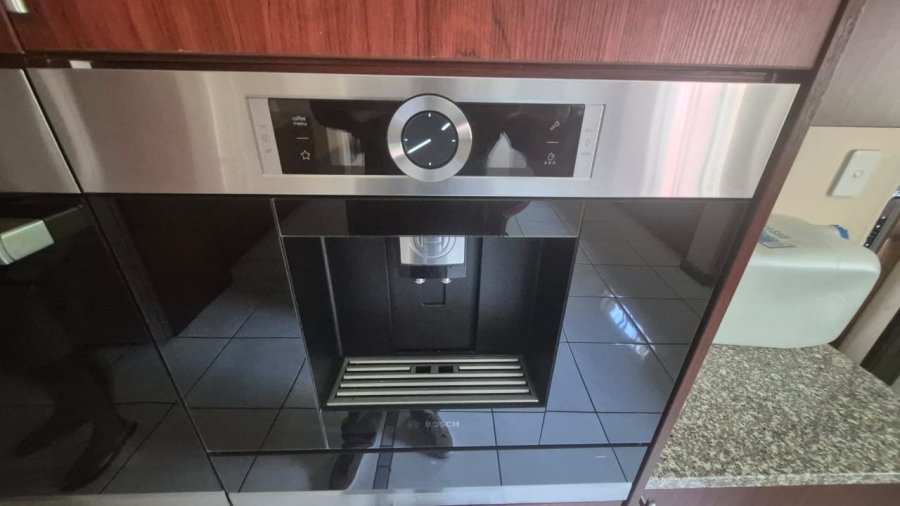 5 Bedroom Property for Sale in Rooihuiskraal Gauteng