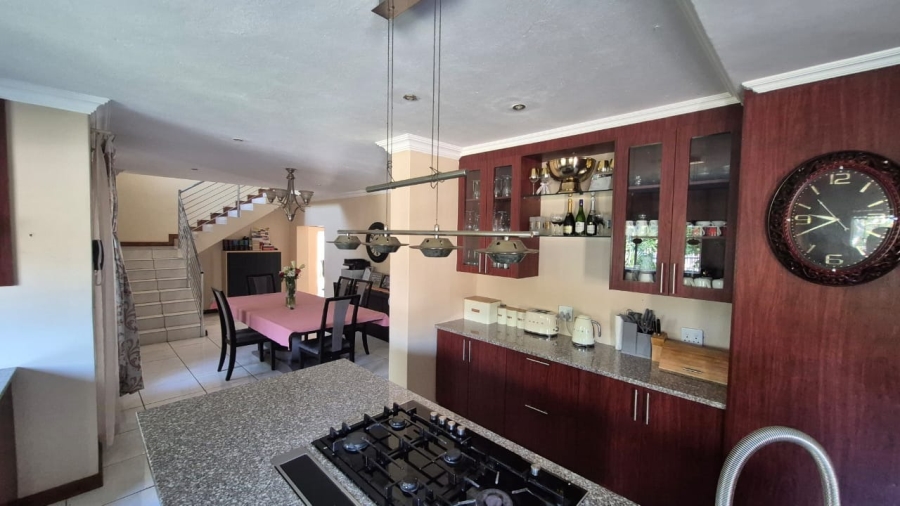 5 Bedroom Property for Sale in Rooihuiskraal Gauteng