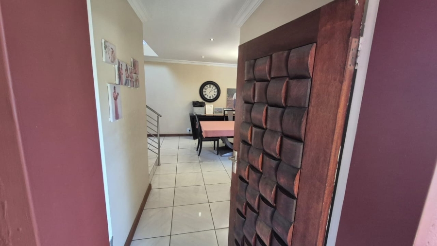 5 Bedroom Property for Sale in Rooihuiskraal Gauteng