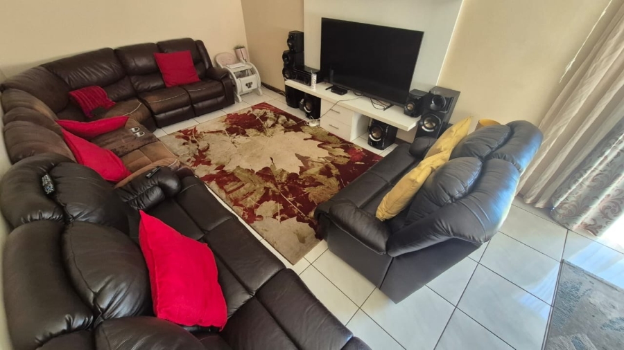 5 Bedroom Property for Sale in Rooihuiskraal Gauteng