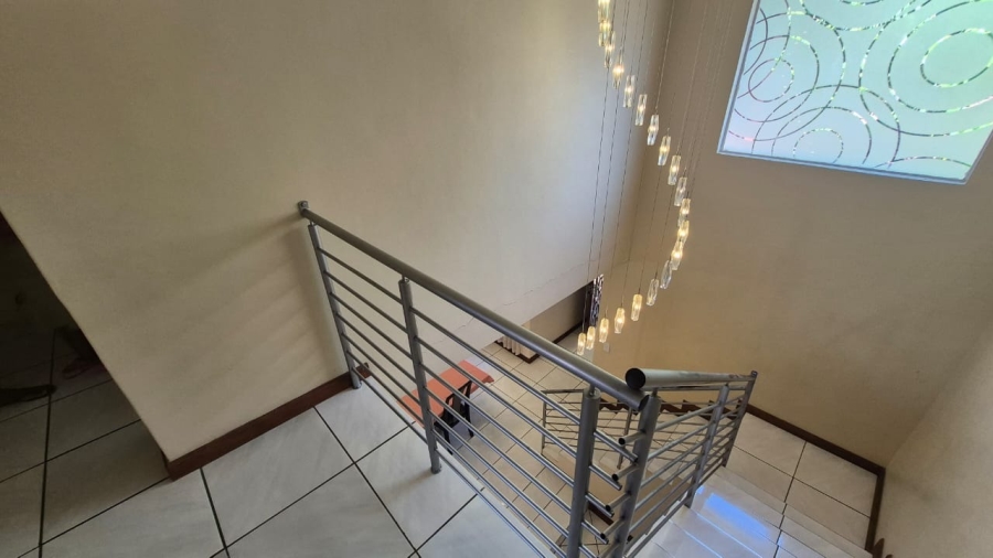 5 Bedroom Property for Sale in Rooihuiskraal Gauteng